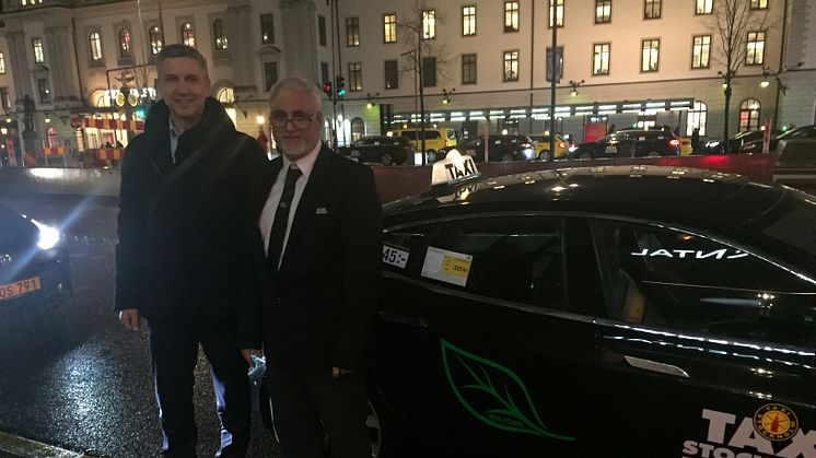 Christophe Najdovski framför en Nollzontaxi från Taxi Stockholm