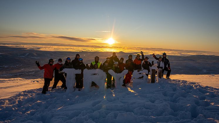 Denne danske gruppen er i Trysil for femte gang. Her samlet på toppen av Trysilfjellet. Foto: Jonas Sjögren/Destinasjon. Trysil
