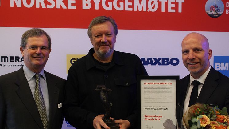Kjetil Thorsen (i midten) vinner Byggenæringens ærespis. Her sammen med styreleder i Bygg Reis Deg, Carl Otto Løvenskiold (t.v), og administrerende direktør i Bygg Reis Deg, Gunnar Glavin Nybø. 