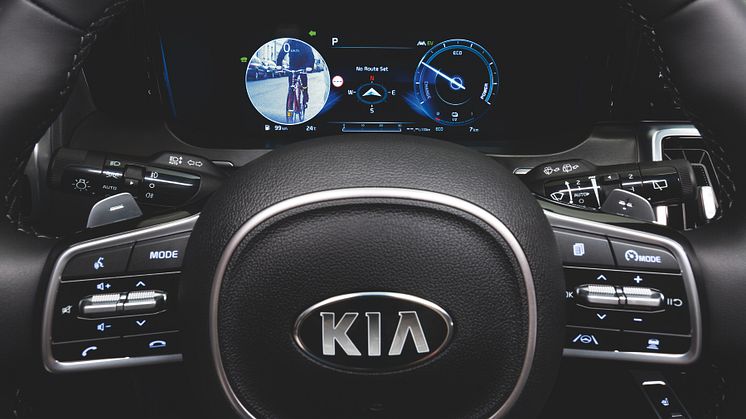 Et videofeed på en skærm i førerens instrumentenhed, skal hjælpe føreren med at undgå kollisioner med det der måtte være skjult i den blinde vinkel.
