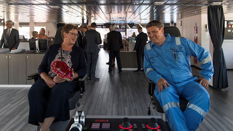 Sponsor Anni Bak together with the Captain of Maersk Minder Peter Andersen.