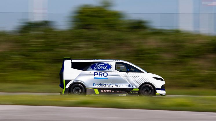 Ford Pro Electric SuperVan 2022 (1)