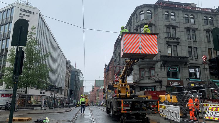 Tirsdag kunne Sporveien på nytt montere kjøreledningen for Trikken gjennom Grensen i Oslo sentrum, etter at denne måtte fjernes i forbindelse med brannslukkingen. Foto: Sporveien
