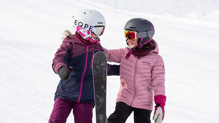 Vilje og Ingrid gleder seg til skidag i Trysil. Foto: Ola Matsson