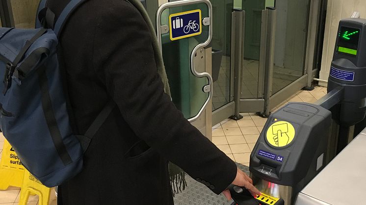 Opening the ticket gates with a barcode e-ticket