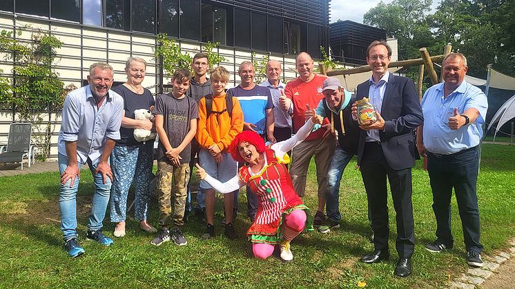 Großartige Spendenübergabe im Garten des Kinderhospizes Bärenherz Leipzig