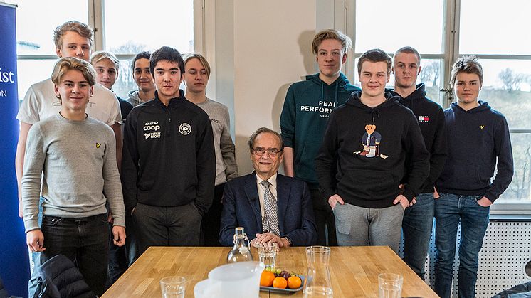  Arne Ljungqvist och elever från Thoren Business Schools hockeyklass.