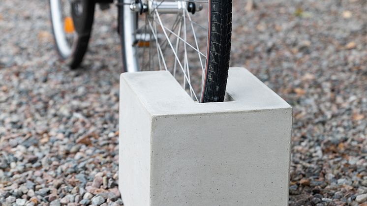 Ett praktiskt cykelställ i betong står stabilt.