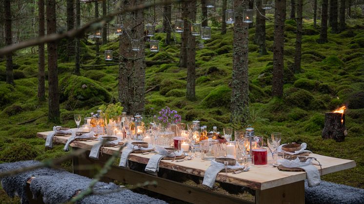  Det småländska bordet är dukat för en naturlig gourmetmåltid i Asas djupa skogar intill Asa Herrgård norr om Växjö. Här kan besökare enkelt boka plats genom Bookatable och laga sin egen måltid med råvaror plockade i naturen. 