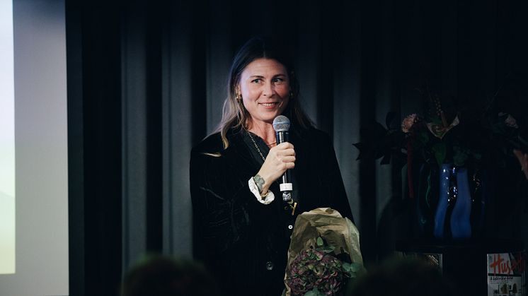 Kristin Lagerqvist tar emot priset för Årets inredningsinspiratör 2023. 