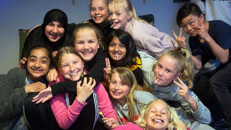 Hallagerbakken skoles FAU fikk i 2018 støtte til «Fredagsklubb» på Holmlia i Oslo. Det ble starten på en trygg og populær møteplass i nærmiljøet for elever fra femte til sjuende trinn, drevet av frivillige foreldre. (Foto: Sverre Chr. Jarild)