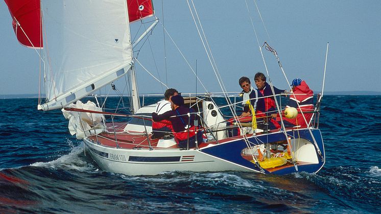 HALF TON CUP 1983: I 1983 seilte kronprins Harald båten «Fram VIII» i VM på Hankø. I år deltar den 40 år gamle båten i et historisk norgesmesterskap.