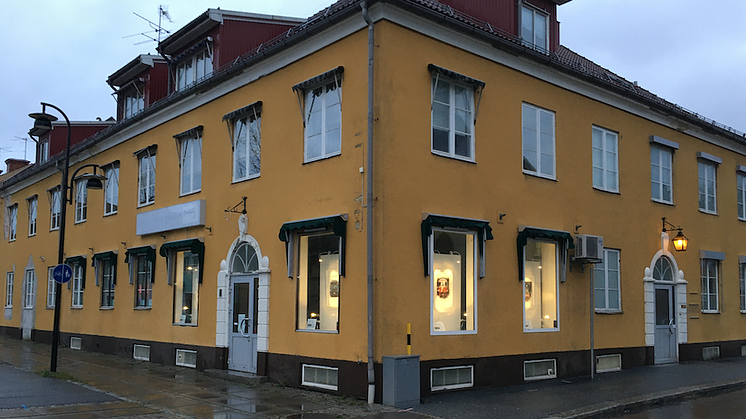 Lindesbergs Konstförening lyser upp tomma skyltfönster i Lindesberg med konst.
