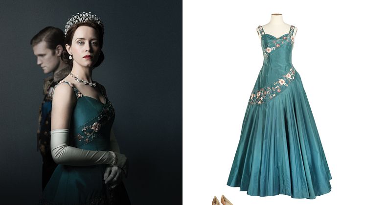 Claire Foy (som Dronning Elizabeth 2. af Storbritannien): Hellang balkjole i blågrøn som vist på reklameplakaten (© Netflix 2020, Inc.) og sko i sartgylden satin med spidse hæle.