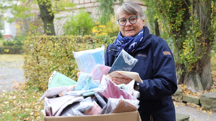 Freude über die großzügige Spende des Zonta Clubs aus Hanau: Christel Diebel hat das Paket mit 700 Alltagsmasken in Empfang genommen.