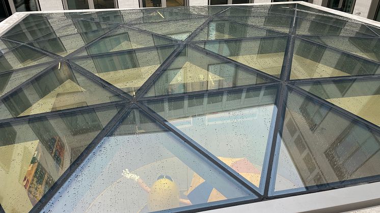 Kategorie Sonderkonstruktionen: Das zweifach gekrümmte Stahl-Glasdach besitzt eine elektrochrome Verglasung und wurde mit einigen Zustimmungen im Einzelfall und mit Hilfe einer selbst entwickelten Software umgesetzt.