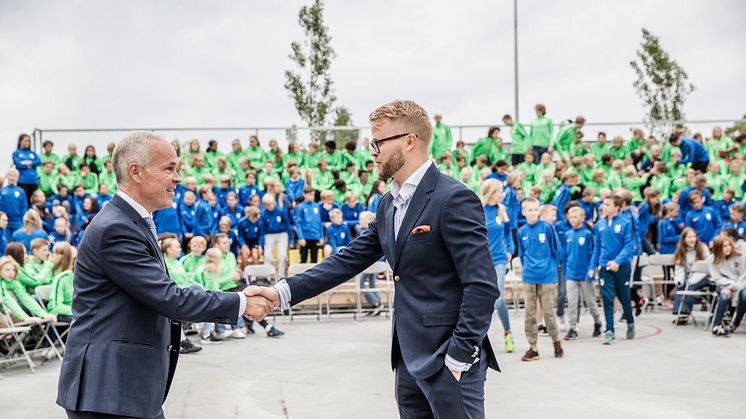 Kunnskapsminister Jan Tore Sanner ønsker at elevene ved WANG Ung skal få oppleve å få både medaljer og klemmer. Til høyre rektor Thomas O. Fjeldstad.