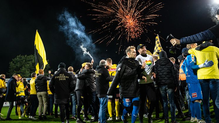 Firandet på Strandvallen 28 oktober när MAIF tog sig upp i Allsvenskan. foto: André Julinder