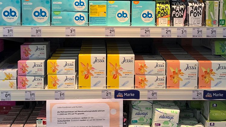 Mehr als 90 Menstruationsprodukte sind ab sofort bei dm dauerhaft im Preis gesenkt 