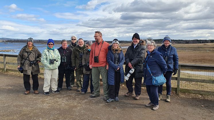 Ashley Grove från Experience Nature (i röd tröja) med sin grupp brittiska fågelskådare vid Trandansen i början av april.