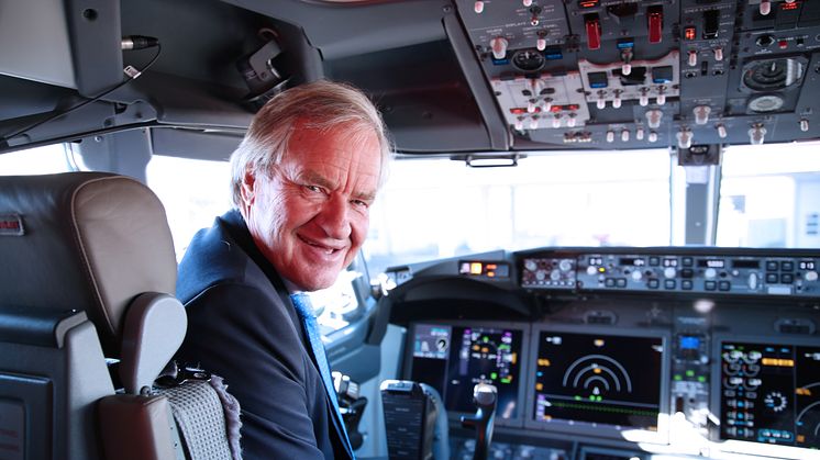Bjørn Kjos  i Norwegians første Boeing 737 MAX-fly