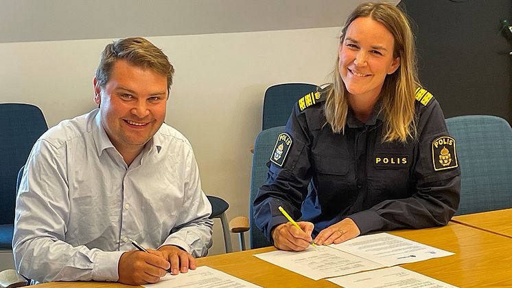 Martin Sjölander (M), kommunstyrelsens ordförande och Helena Friden, biträdande lokalpolisområdeschef, skriver under det nya medborgarlöftet.