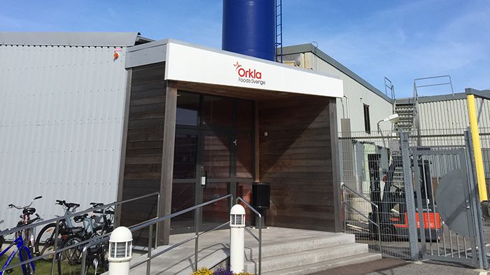 En av Kungshamns stoltheter, Kalles skorsten vid ingången till Orkla Foods Sveriges anläggning på Hagaberg.