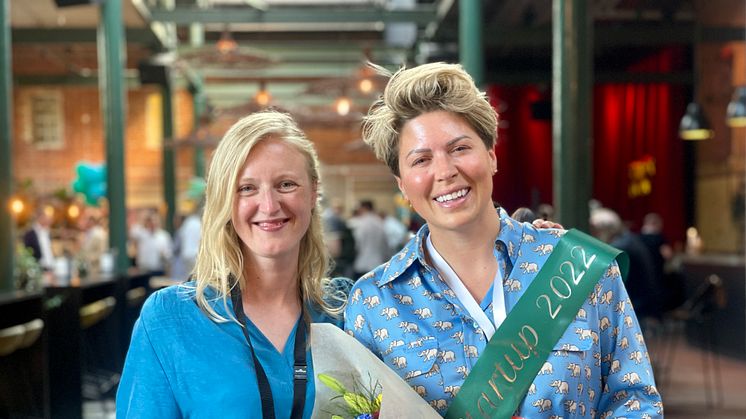 Poasanas vd Patricia Möller tog emot utmärkelsen Årets Startup på Connects galakväll på Slagthuset i Malmö. Connect Syds vd Charlotte Persson (vänster i bild) lämnade över priset.