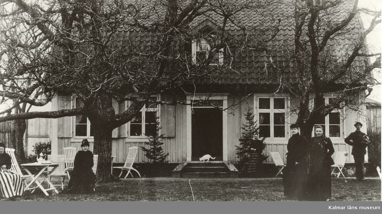Krusenstiernska gården omkring sekelskiftet 1900. Här syns Hermina, systern Ebba, Lina, Hulda, drängen Oskar och den vita katten. De skapade möjligheten för oss att besöka gården idag. Foto: Kalmar läns museum