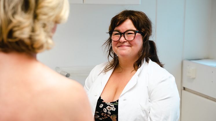 Linda Engman, Region Skånes enda tatuerare, tatuerar bröstvårtor på kvinnor som genomgått en bröstrekonstruktion. Foto: Erik Leo