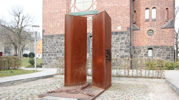 Das Mahnmal neben der Hephata-Kirche erinnert an die Ermordung von Bewohner*innen in der NS-Zeit. 