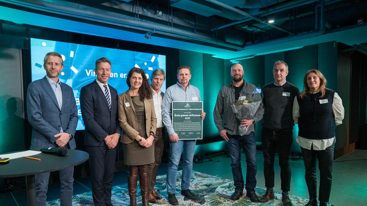 Fjorårets prisutdeling på Årets grønne driftskonferanse. Prisen for Årets grønne driftsteam 2022 gikk til Team Pirsenteret fra E.C. Dahls Eiendom og ble delt ut av olje- og energiminister Terje Aasland (Ap).