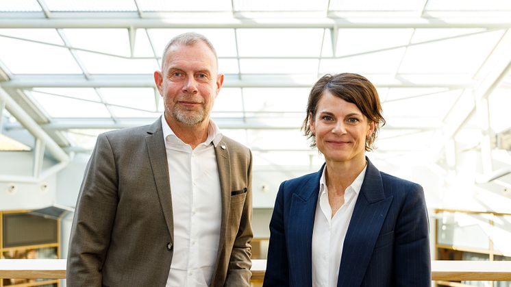 Christer Byfors, VD, Canon Svenska AB och Lisa Palm Danielsson, Generalsekreterare på Ronald McDonald Barnfond