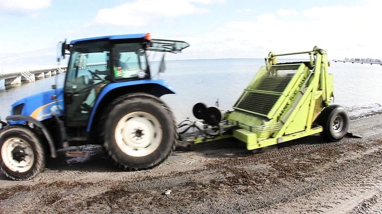 Blöjor och tång rensas från Malmös stränder med strandrensaren
