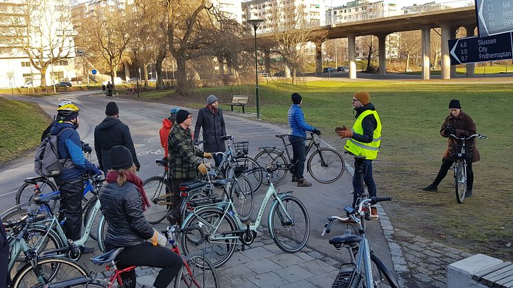 Svenska Cykelstäder leder cykeltur i Stockholm på Crescents nya smarta elcyklar. Modellen Ellie i mitten.