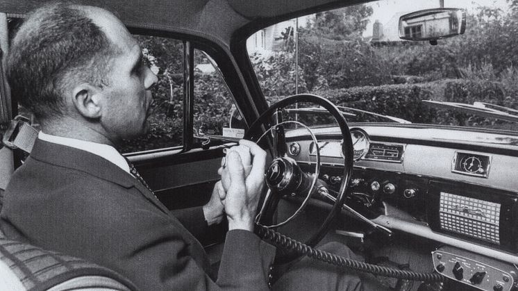 Telegrafverkets overingeniør John Ragnar Veastad - også kalt mobiltelefonens far i Norge - tester den såkalte OLT-dekningen i Oslo i 1966.