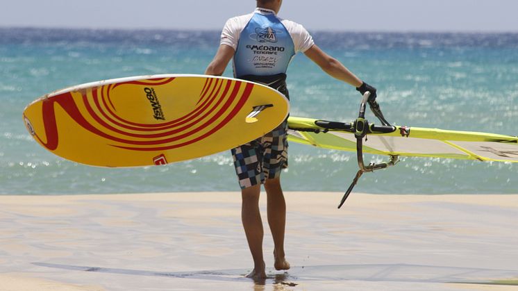 Fuerteventura ist einer der Hotspot der Surfer in Europa. Am Strand von Sotavento herrschen vor allem im Sommer beständig starke Winde. 