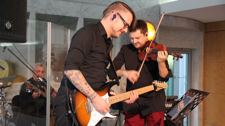 Geiger Stefan Krznaric und Gitarrist Nico Schliemann bei der SINFONIMA Adventsmatinée