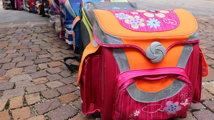 Noch bis zum 25. August sammelt die LEW-Bildungsinitiative 3malE möglichst viele ausgediente, gut erhaltene Schulranzen und -rucksäcke für bedürftige Kinder in der Region.