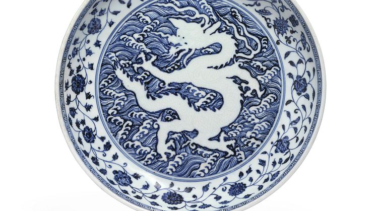 A Chinese Ming porcelain dish achieved a hammer price of a staggering DKK 46.2 million / EUR 6.2 million / USD 7.6 million (including buyer’s premium) at the Danish auction house Bruun Rasmussen