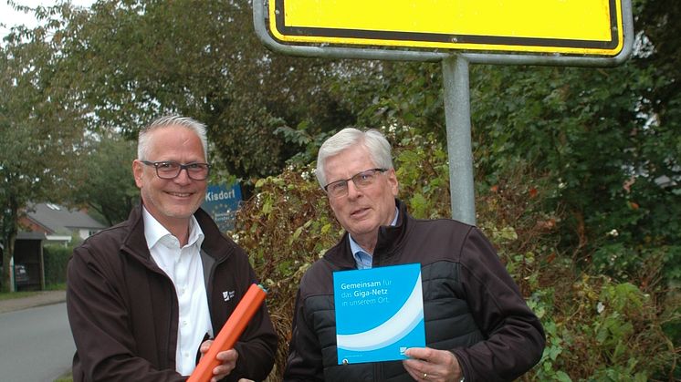  Andreas Dankert, Projektleiter Deutsche Glasfaser (links) mit Bürgermeister Reimer Wisch  