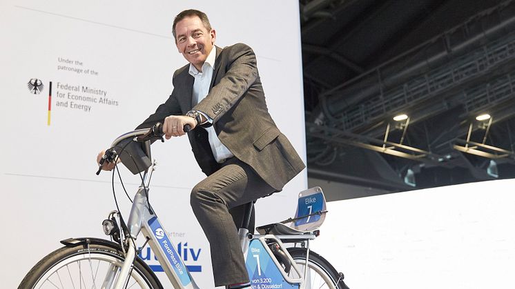 Steven Armstrong, chef för Ford i Europa, Mellanöstern och Afrika, på Fords nya cykelpoolscykel.