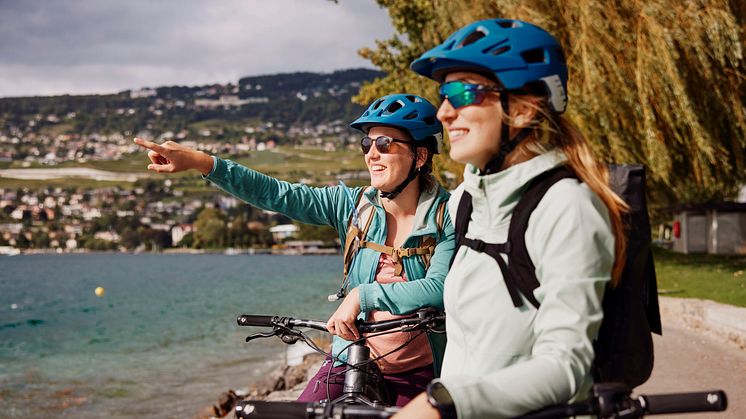 ST_3x2_Vevey-two-women-with-the-electric-bike_72452