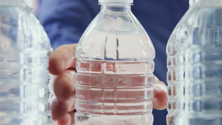 Gamle vandflasker forvandles til nye måtter
