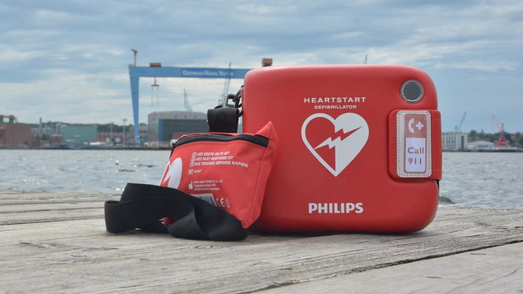 Den Umgang mit Defibrillator an der Kieler Förde im Segelcamp powered by Stadtwerke lernen