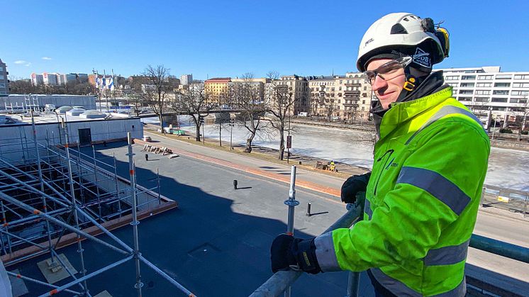 Rakennustoimisto Laamon vastaava työnjohtaja Mikko Riski esittelee vesikaton korjaustöiden edistymistä.