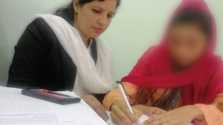 Advokaten Sumeira Shafique hjälper en kvinna som tvingades gifta sig vid 14 års ålder att skriva en begäran om att äktenskapet ska upphävs. Foto: Human Friends Organization/Stefanusalliansen