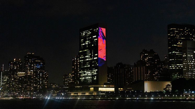 Konstverket 'Human Interest' projiceras på FN-byggnaden i New York.