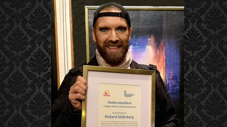 Rickard Söderberg tar emot diplom från Region Skånes Likarättsakademi