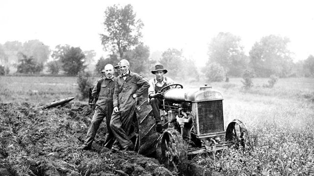 Henery és Edsel Ford a Fordson traktorral - 1917
